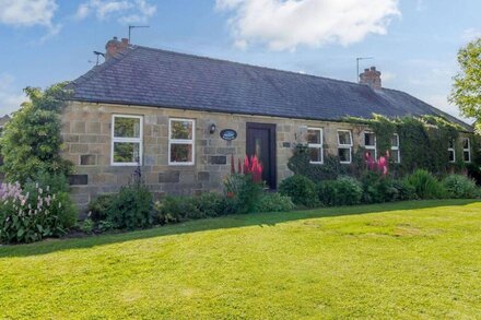 BARNACRE, pet friendly, character holiday cottage in Morpeth