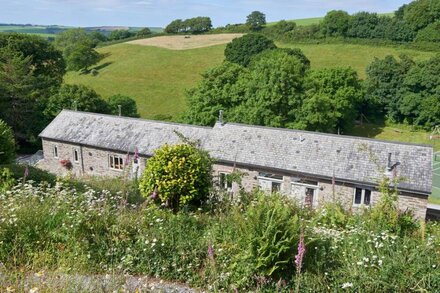 HAYTOR COTTAGE, luxury holiday cottage, with pool in Cornworthy