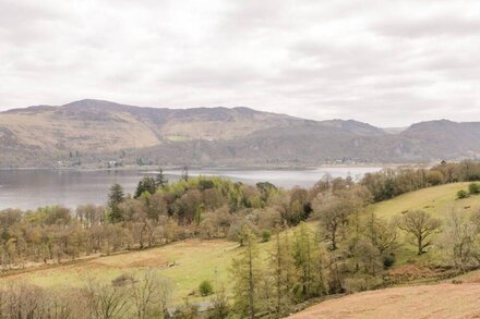 APARTMENT 5 CASTLERIGG, romantic, luxury holiday cottage in Keswick