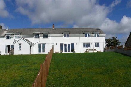 Llanelen Farm, Sleeps 6