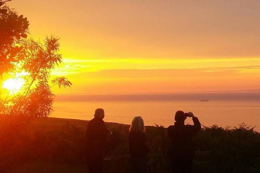 Moorlands to Sea with Stunning Sea Views and very dog friendly in Devon