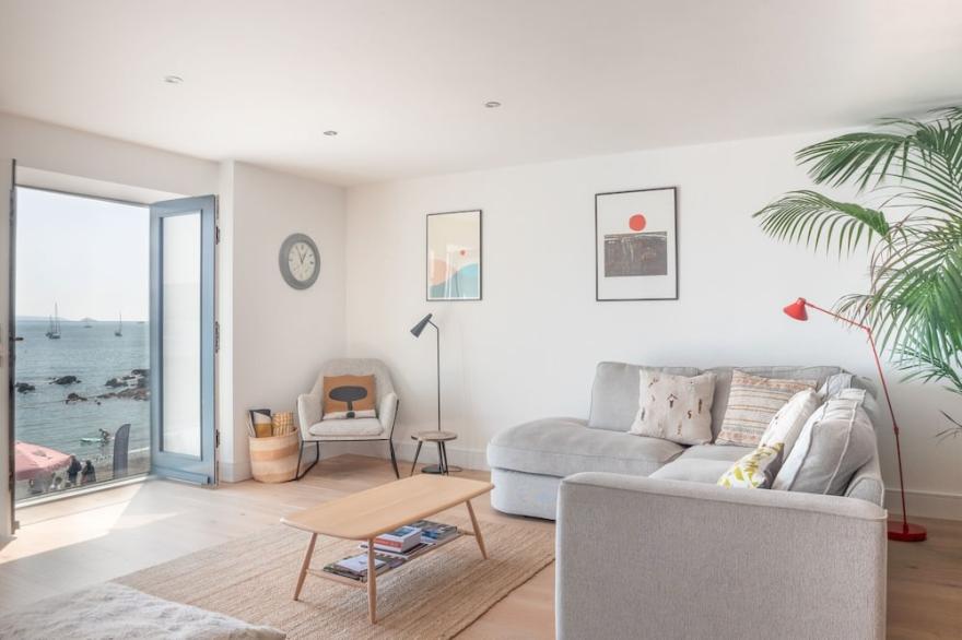 Luxury beachfront maisonette with parking sleeps 6
