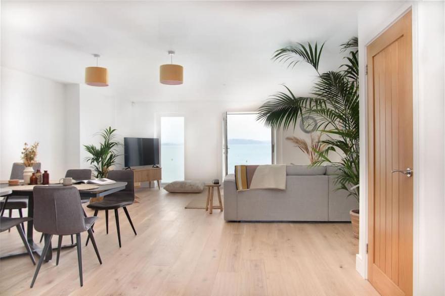 Luxury beachfront maisonette with parking sleeps 6