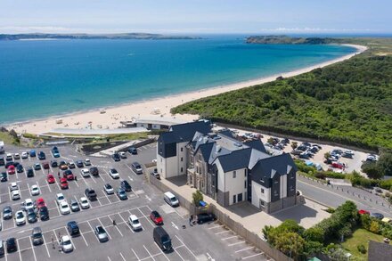 7 Waterstone House is a modern, luxury apartment overlooking Tenby’s Blue Flag South Beach.