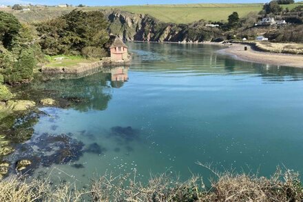 Badgers Den, cosy lodge quiet countryside area near to beach in Bantham S. Devon