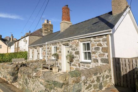 BWTHYN CERRIG MAN (PEBBLE COTTAGE), family friendly in Morfa Nefyn