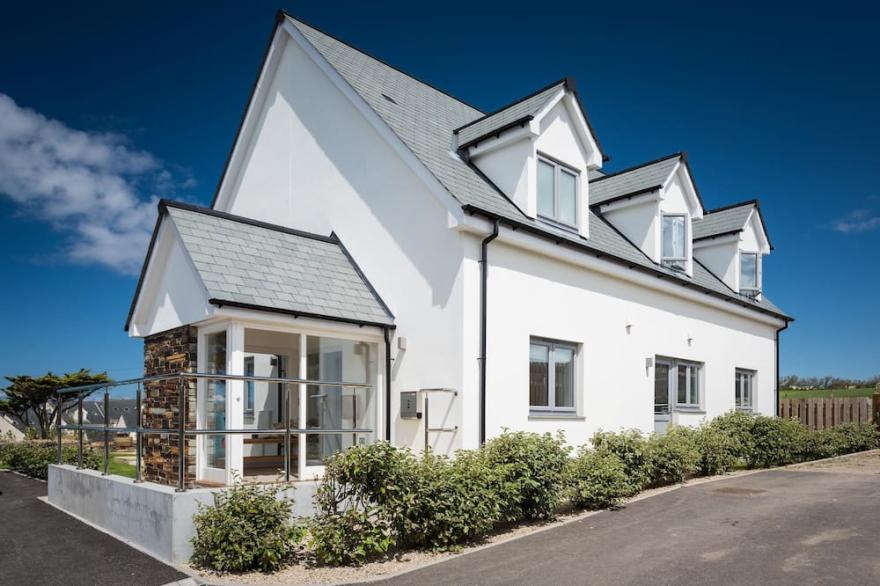 Brand New Luxury villa on Treyarnon Beach sleeps 8, Dog Friendly