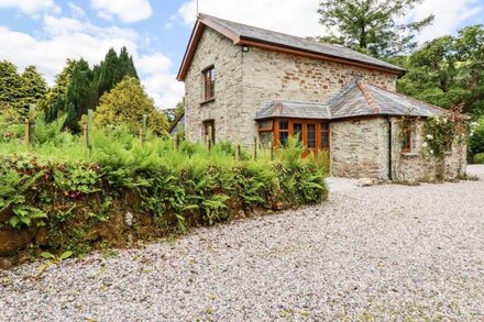 FOXGLOVE COTTAGE, family friendly, with hot tub in Bodmin