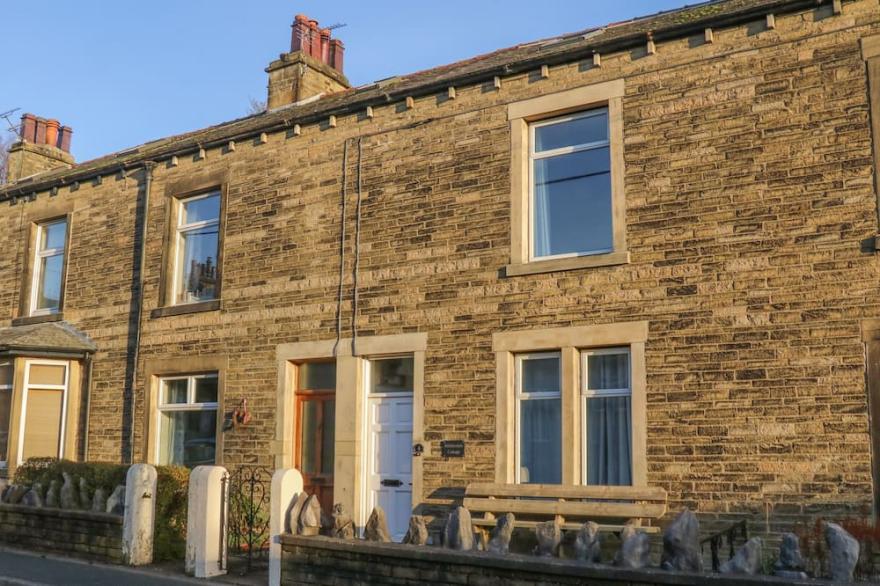 RIBBLESDALE COTTAGE, Pet Friendly, With A Garden In Settle