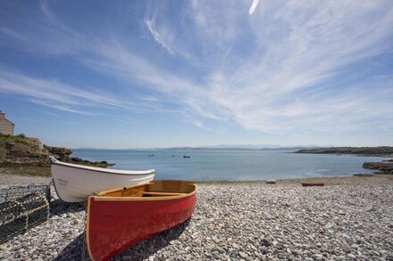 COASTAL CAFE APARTMENT, pet friendly in Moelfre