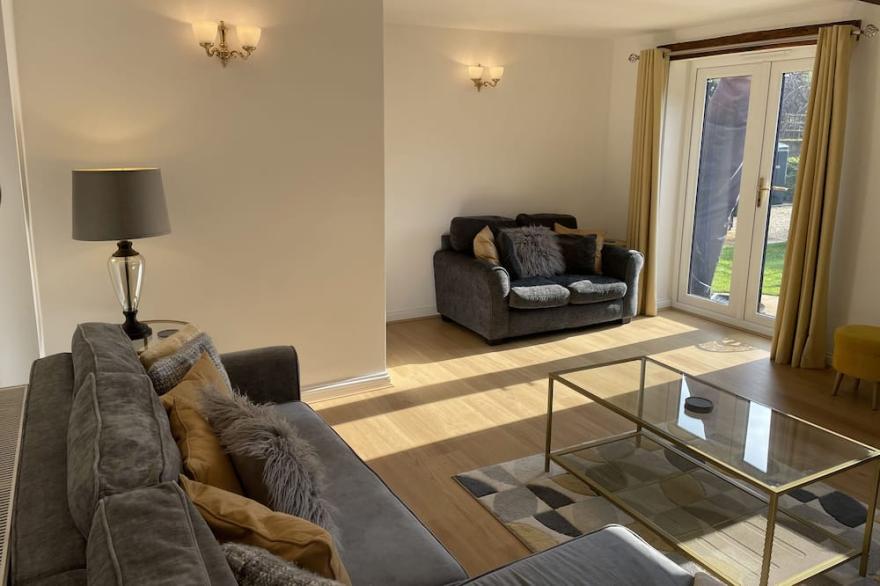 THE LITTLE BEEHIVE, pet friendly, with hot tub in Abberley