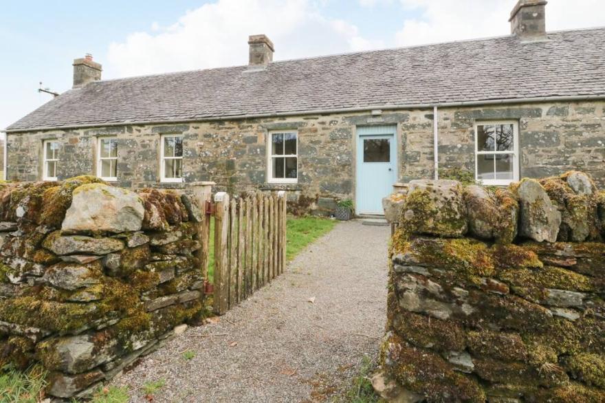 CLACHANDUBH COTTAGE, Pet Friendly, With Open Fire In Kilmartin