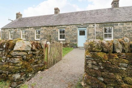 CLACHANDUBH COTTAGE, pet friendly, with open fire in Kilmartin