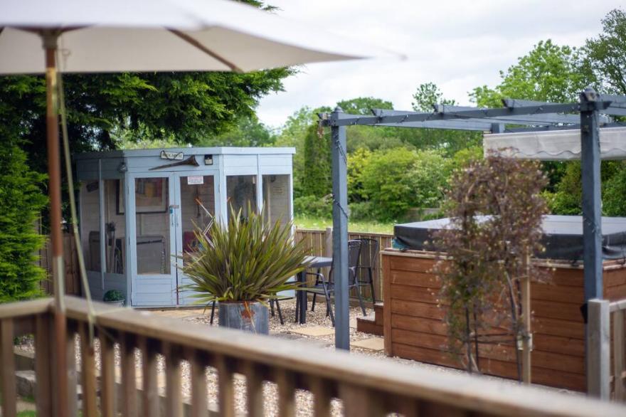 Glorious five star 2 bed secluded Lodge sleeps 4 + hot tub close Jurassic coast