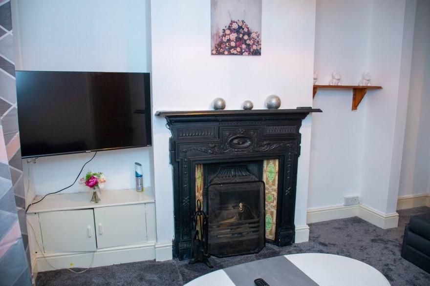 Entire 2 Bedroom House In A Quiet Environment, 0.4miles To Train Station