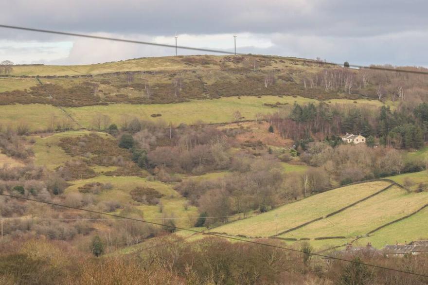GERALDENE, romantic, character holiday cottage in Holmfirth