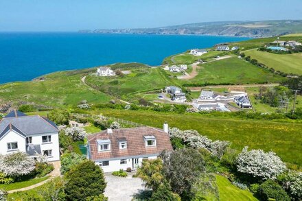 Lower Garrick is pet friendly family house in Port Isaac with comfortable accommodation and extensive garden