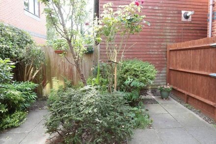 Pass the Keys | Lovely 2BR Central Oxford Garden Home + Sky TV