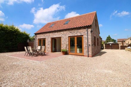 THE ANNEX AT THE STABLES, with a garden in Maltby Le Marsh