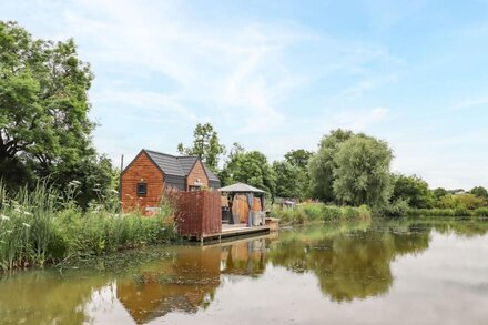 OAK LODGE AT BRIDGE LAKE FARM & FISHERY, romantic in Chacombe