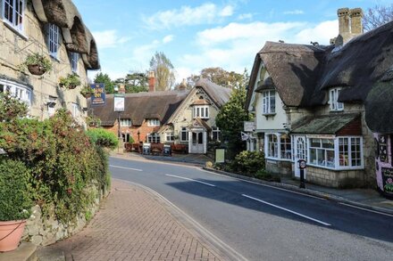 MAY COTTAGE, pet friendly, country holiday cottage in Shanklin