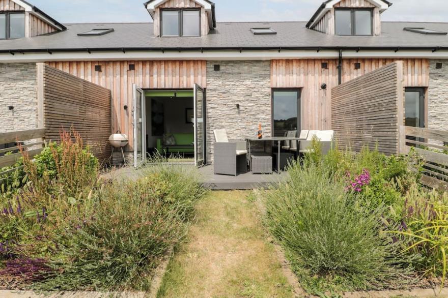 OVERCOMBE MILL, pet friendly, with a garden in Weymouth