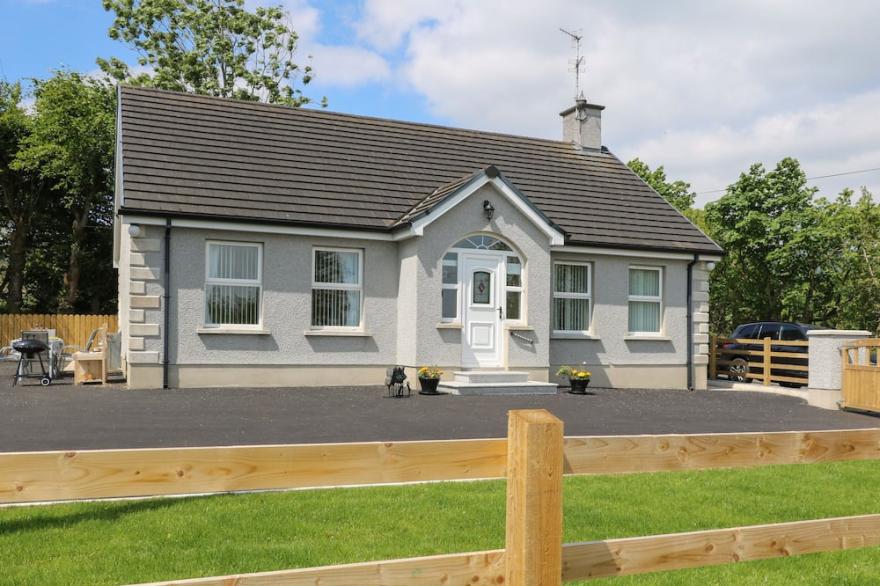 SLIEVE GALLION COTTAGE, family friendly, with a garden in Moneymore