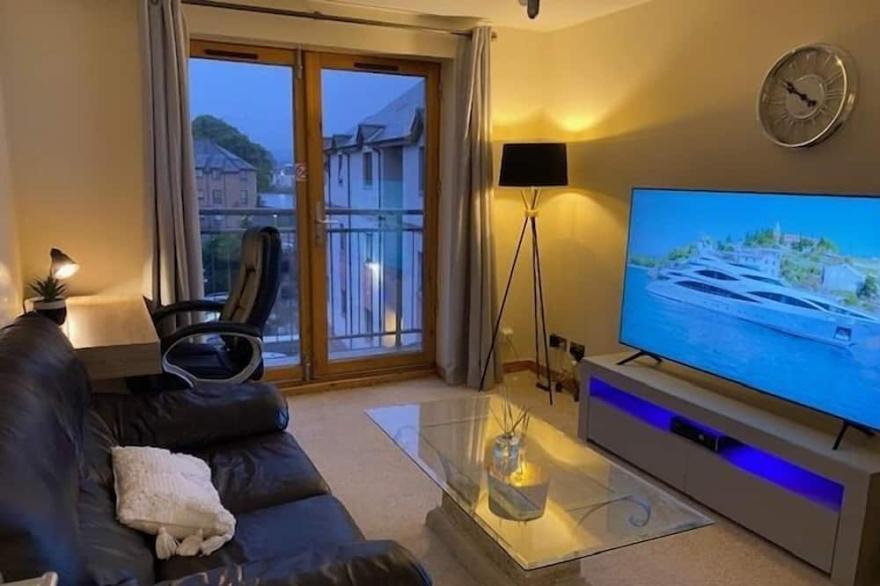 Riverside Apartment en-suite with Balcony