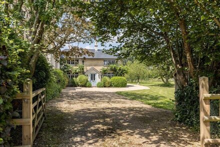 Harbour Escapes | Charming Cottage with an acre in Dorset Countryside