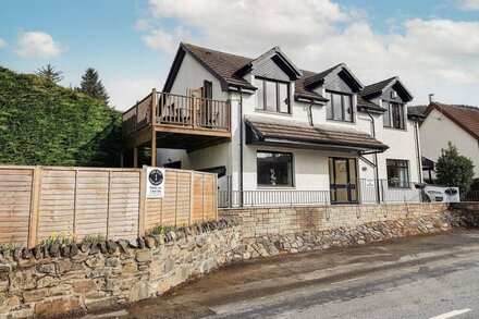 5 bedroom accommodation in Aberfeldy