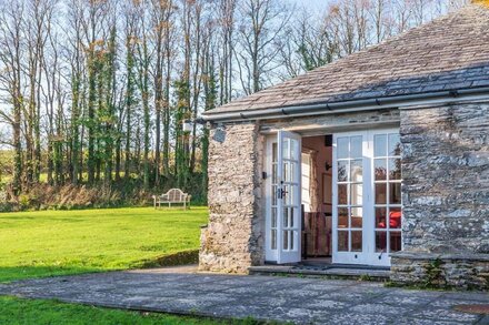 Lamellyon Roundhouse is a cosy barn for two near superb coastal walks giving access to hidden beaches and coves near Fowey