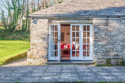 Lamellyon Roundhouse is a cosy barn for two near superb coastal walks giving access to hidden beaches and coves near Fowey