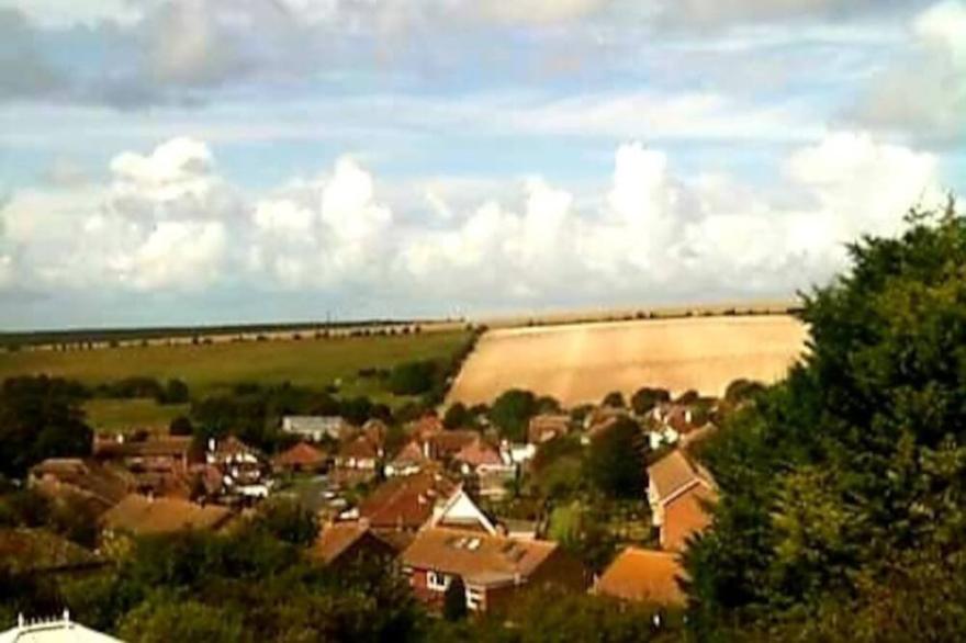 3 bedroom house, stunning views and free parking