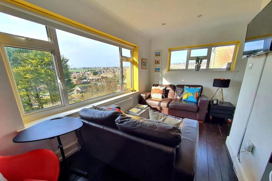 3 bedroom house, stunning views and free parking