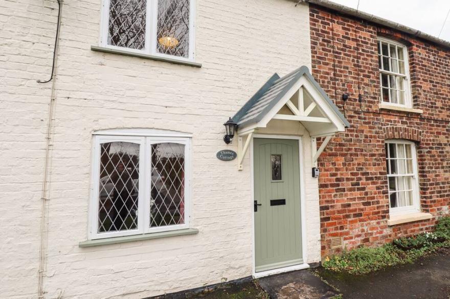 THAMES COTTAGE, Pet Friendly, Character Holiday Cottage In Roos