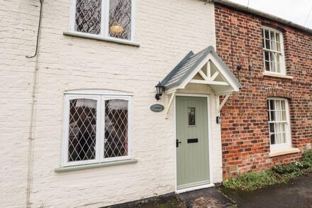 THAMES COTTAGE, pet friendly, character holiday cottage in Roos