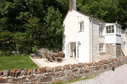 Pont Quay Cottage a picturesque cottage on the edge of a tidal creek near Polruan and Bodninnick