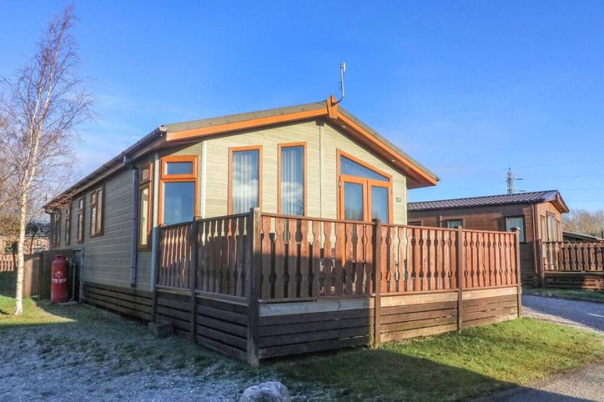 DREAM CATCHER LODGE, Family Friendly, With Hot Tub In Carnforth