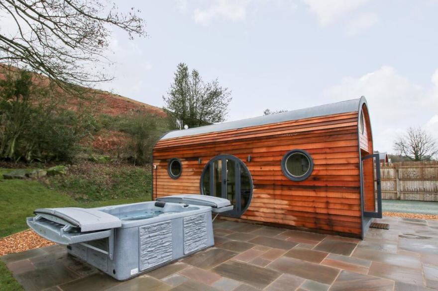CALLOW POD, pet friendly, character holiday cottage in Chirbury