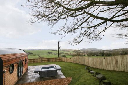 CALLOW POD, pet friendly, character holiday cottage in Chirbury