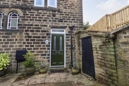 LAVENDER COTTAGE, romantic, character holiday cottage in Holmfirth