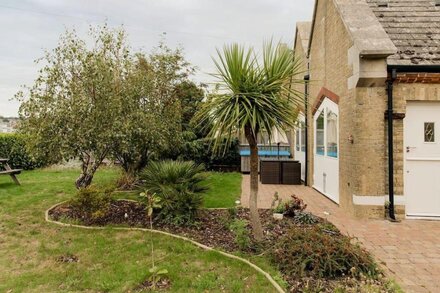 2 bedroom accommodation in East Cowes