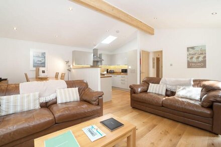 7 STREAMSIDE, pet friendly, luxury holiday cottage in Lanreath