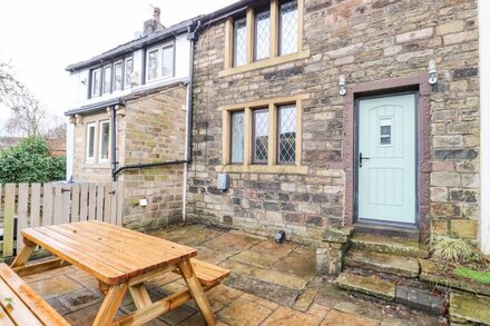 WOODS LANE COTTAGE, pet friendly, with open fire in Dobcross, Oldham