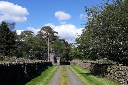 Beautiful Traditional secluded country cottage, Fantastic view!