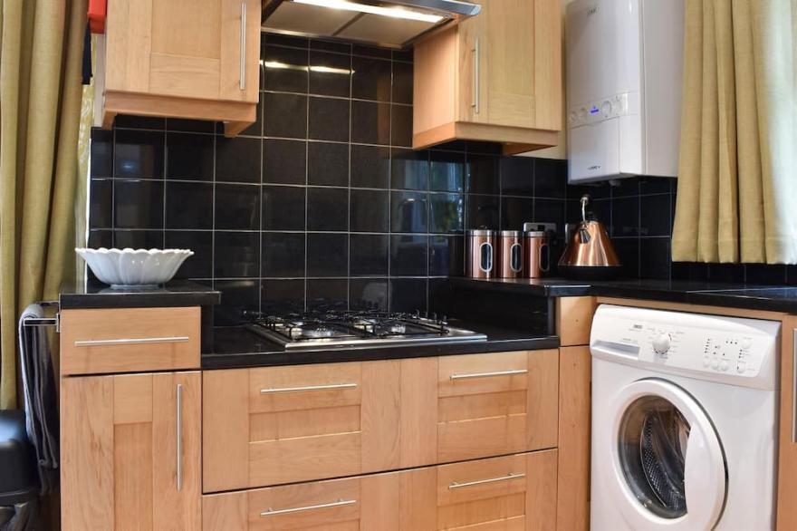 2 bedroom accommodation in Topsham, near Exeter