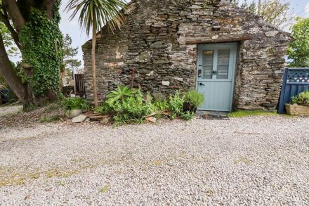 FISHERMANS COTTAGE, pet friendly, with a garden in Tintagel