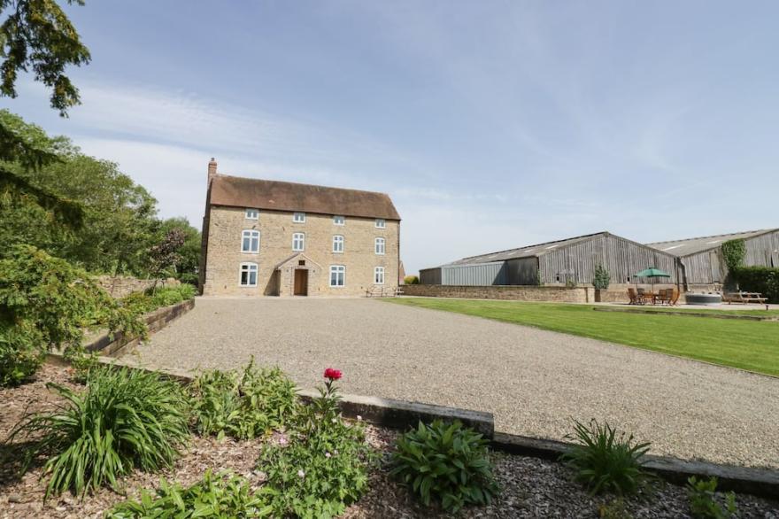 LEA FARM HOUSE, family friendly, with hot tub in Cleobury Mortimer