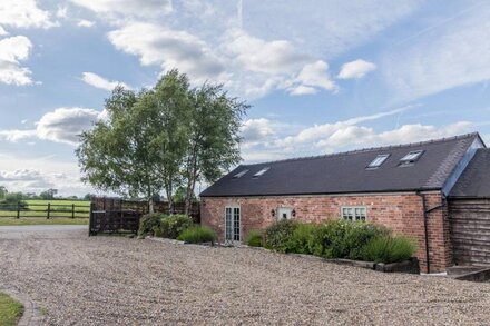 BARNFIELDS HOLIDAY COTTAGE, family friendly in Kingsley