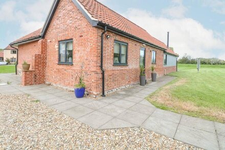 1 STUD COTTAGE, with open fire in Buxton, Norfolk